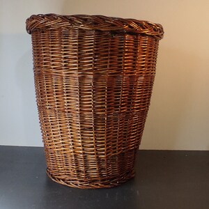 Ancienne grande corbeille en osier vernis, panier à linge, vannerie, rotin, rangement, made in France zdjęcie 4