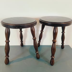 Alter Vintage Dreibeinhocker aus Holz, Melkhocker, Pflanzenständer, Innendekoration, Holzhocker, Pflanzenständer