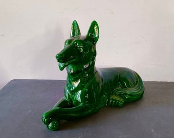 Grüne Schäferhundstatue aus Steingut, Art Deco, Hund