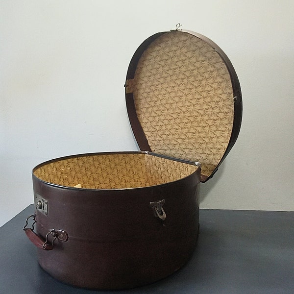 Old hat box, wooden box, suitcase for hats, Made in France, vintage basket, storage, cardboard hat basket