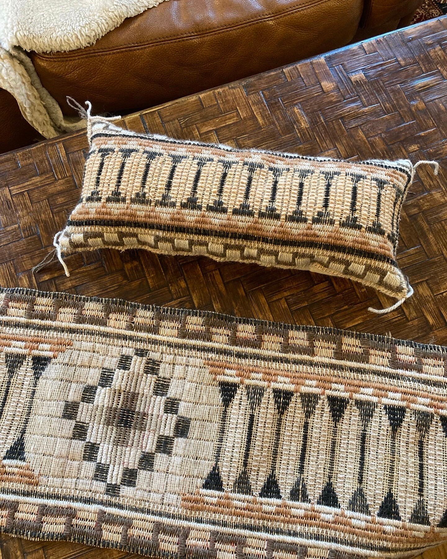 Coussin et Sa Tapisserie Style Vintage