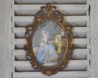 Tableau divin vintage en soie imprimée, « Marie-Antoinette », cadre en laiton à volutes