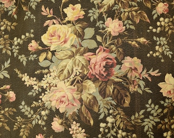 Può includere: Un tessuto marrone scuro caratterizzato da un motivo floreale ripetitivo di rose rosa e gialle, fogliame verde chiaro e piccoli fiori bianchi. Il design mostra grappoli di fiori sbocciati e boccioli disposti sulla superficie testurizzata.