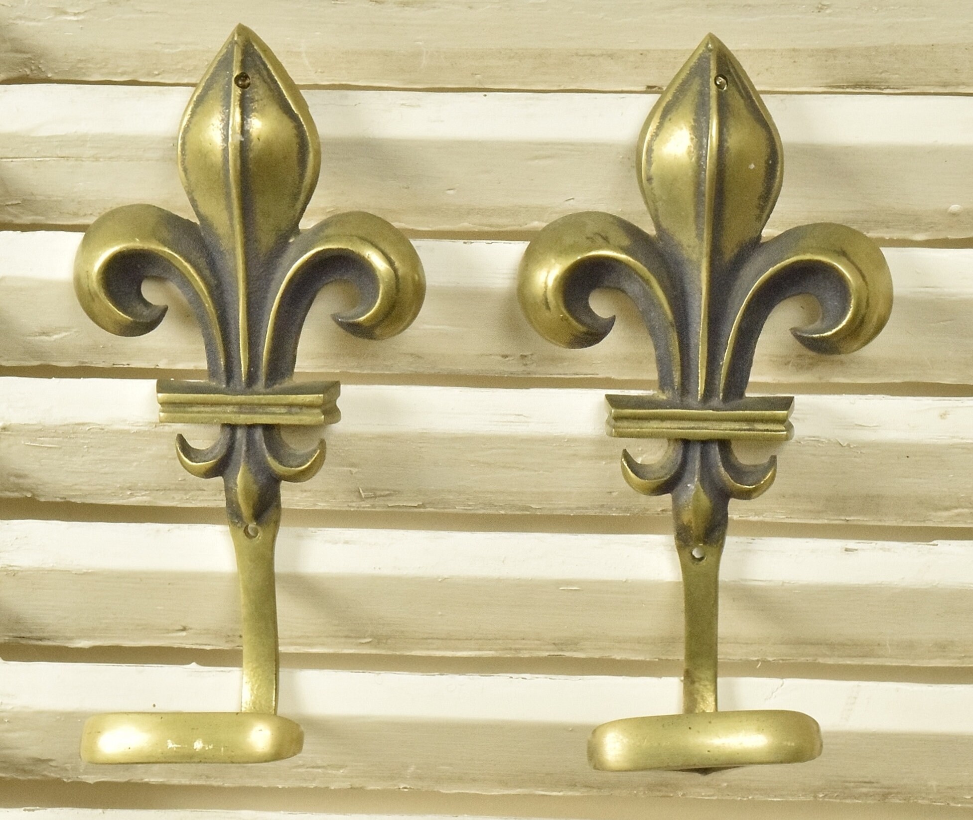 Paire Stunning Antique Français Fleur de Lys Brass Coat Hooks, Château Grandeur