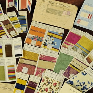 B1983 - Incroyable lot de 27 échantillons de tissu et enveloppe PARIS « Au bon marché » anciens, français