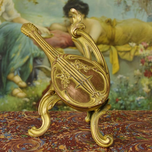 Preciosa caja de baratijas antigua francesa de spelter, mandolina sobre soporte, forro de seda