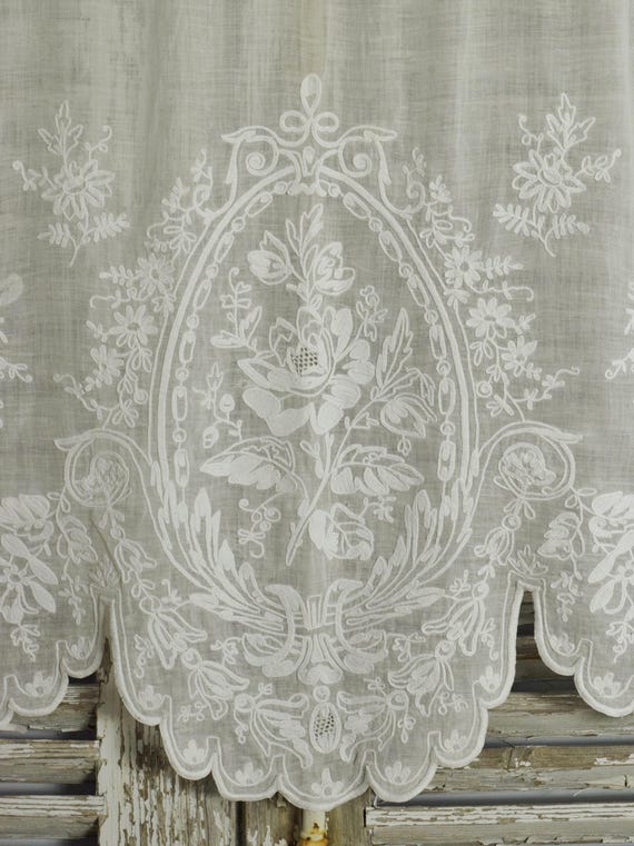 ゴージャスなアンティークフランス製コルネリーレース刺繍とスカラップ