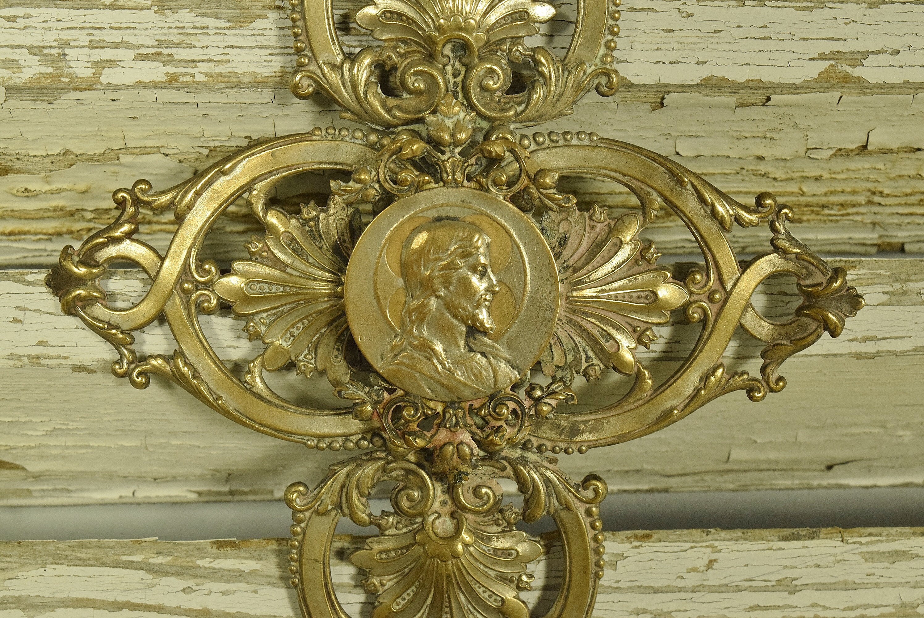 Magnifique Antique Français Religieuse Argentée Repousse Benitier, Médaille Jésus-Christ