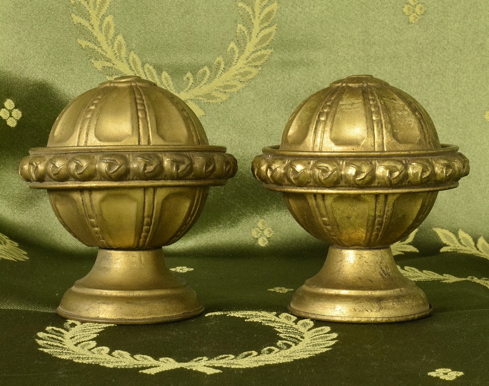 Divine Pair Antique Français Repousse/Toleware Curtain Pole Finials, Xixe Siècle