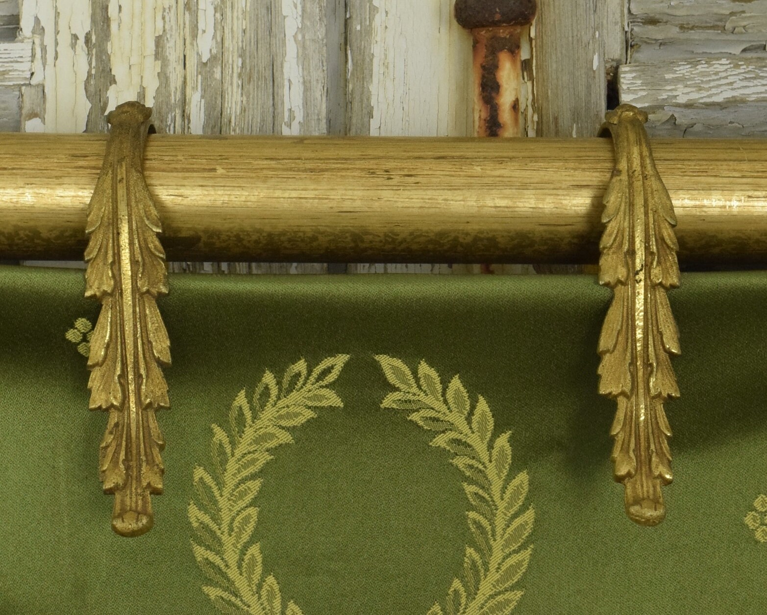 Amazing Set 7 Antique Français Dorée Acanthus Leaf Chateau Curtain Rings, 19Ème Siècle