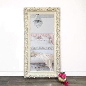 Ornate Antique-Style Floor Mirror in Distressed Ivory immagine 1