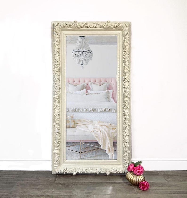 Ornate Antique-Style Floor Mirror in Distressed Ivory immagine 1