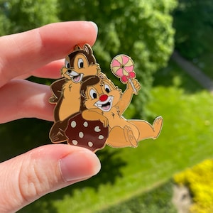 Pin de esmalte de Chip y Dale con galleta y piruleta - lindo pin de esmalte - pin inspirado en Disney - Chip y Dale - Rescue Rangers