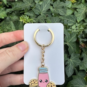 Getränk mit Keksen Emaille Schlüsselanhänger - süßer Emaille Schlüsselanhänger - Kawaii inspirierter Schlüsselanhänger - Essen Emaille Schlüsselanhänger