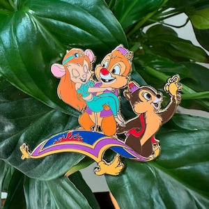Chip i Dale (i gadżet) przebrani za Aladyna z limitowanej edycji 50 - emaliowana szpilka - przypinka z etykietą - przypinka inspirowana Disneyem - Disney Aladyn