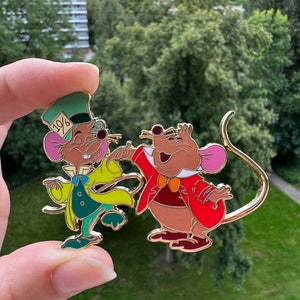 Jaq y Gus vestidos como Sombrerero Loco y Liebre de Marzo Edición Limitada 50 - Pin de esmalte inspirado en Disney - Alicia en el País de las Maravillas - Cenicienta