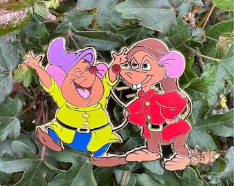 Jaq y Gus vestidos como Dopey y Grumpy Edición Limitada 50 - Pin de esmalte inspirado en Disney - Blancanieves - Cenicienta