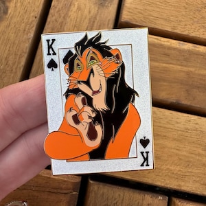 Scar - Broche de esmalte do Rei Leão - broche de esmalte fofo - broche inspirado na Disney - broche de baralho