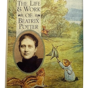 Może przedstawiać: Vintage okładka książki zatytułowana "The Life & Work of Beatrix Potter". Okładka zawiera portret Beatrix Potter i ilustracje wiewiórek i wiewiórki na polu. Tło przedstawia krajobraz z drzewami i ptakiem.