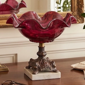 Ciotola da portata vintage Martinsville Radiance in vetro rosso rubino con base in ottone effetto marmo, centrotavola in stile Hollywood Regency con bordo smerlato e volant.