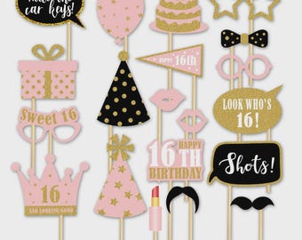 Puede incluir: Una colección de accesorios de fotomatón rosas y dorados para una fiesta de cumpleaños de Sweet 16. Incluye bocadillos, una tarta, una corona, gafas y un bigote. Algunos accesorios tienen texto que dice "Hide the car keys!", "Sweet 16" y "Look who's 16!"