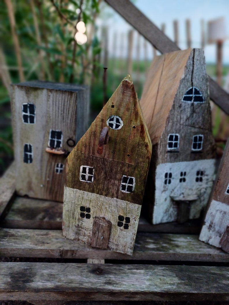 Holzhäuser bemalt altes Holz Gartendeko Wohndeko Handbemalt Unikat rustikal Bild 5