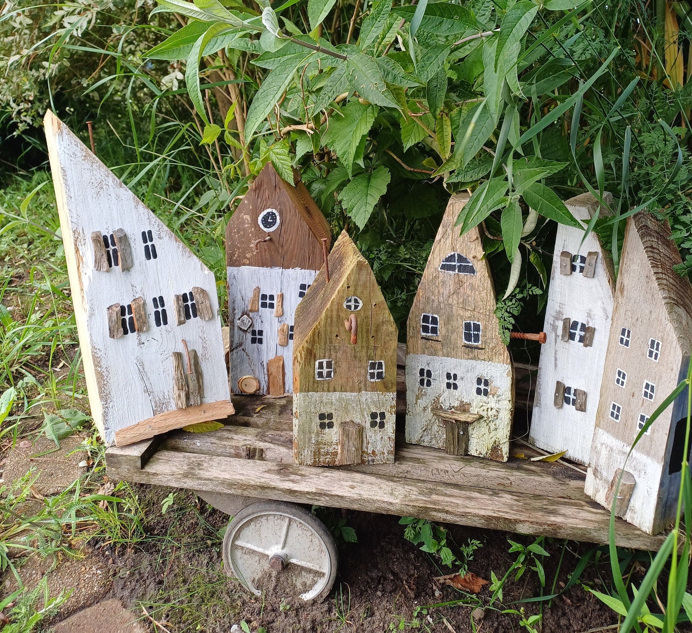 Holzhaus Deko | Gartendeko Wohndeko | handbemalte Holzdeko wetterfest | Speicherhaus | Geschenk Muttertag, Ostern, Richtfest & Geburtstag