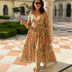 Robe imprimée bloc main en coton indien Robe d&#39;été en coton beige Maxi Tier Boho coton floral robe trapèze robe imprimée Jaipuri fait main pour femme