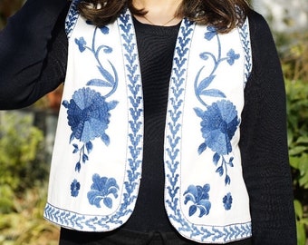 Gilet sans manches court brodé devant ouvert veste en coton bleu blanc, haussement d'épaules en coton léger bohème fait main motif floral indien printemps