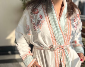 Bata acolchada con estampado artesanal: abrigo reversible de algodón indio para estar en casa durante el invierno.