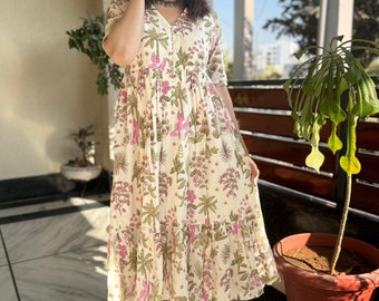Handblok bedrukte jurk Zomer Midi Jurk Katoen Tier Bloemenjurk Witte & Roze Jurk Fit Flare Handgemaakt in India Jurk met zakken, v-hals