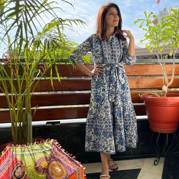 Hand Block bedrucktes Baumwoll Midi Kleid | Blumen Weiß & Blau