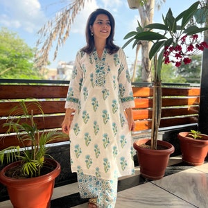 Handblockdruck Kurta mit Hose|Indischer Salwar Kameez|Indisches Baumwollanzugset für Frauen|Weiß & Blau Jaipuri Print Kurti 2er-Set