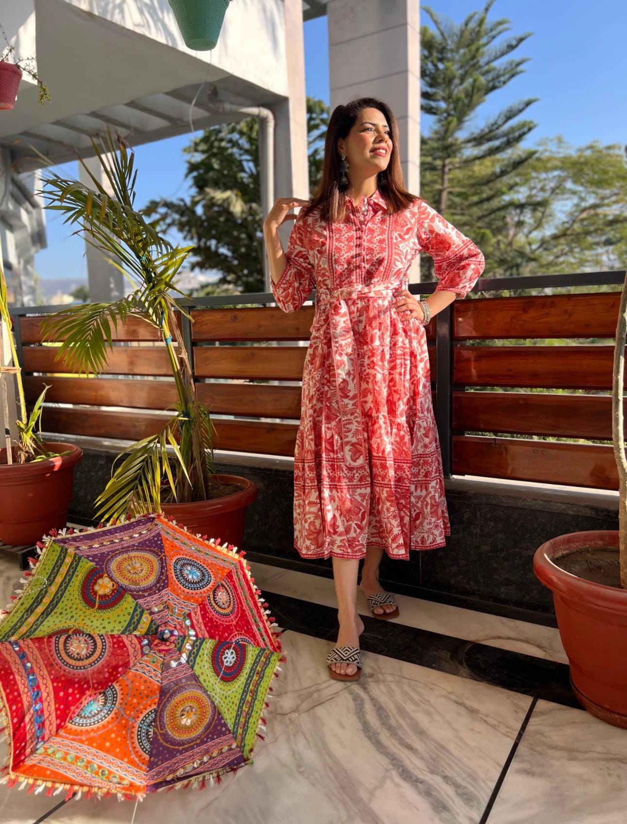 Jurk met handblokprint | Zomerse midi-jurk | Katoenen jurk met bloemen | Witte en koraalkleurige jurk| Handgemaakt in India | Jurk met zakken, riem
