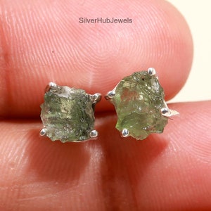Kolczyki wkrętki z surowego mołdawitu, 100% naturalny, certyfikowany kamień szlachetny, srebro próby 925, biżuteria ręcznie robiona