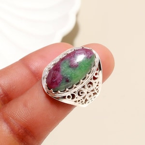 Rubin-Zoisit-Ring, ovaler Cabochon aus 925er Sterlingsilber – der perfekte Schmuck für festliche Anlässe und als Geburtsstein für Juli.