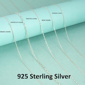 Może przedstawiać: Wybór stylów łańcuszków ze srebra próby 925, w tym łańcuszki wężowe, spinacze, skręcane, pudełkowe i normalne. Łańcuszki są prezentowane na jasnoniebieskim tle. Tekst na zdjęciu identyfikuje rodzaje łańcuszków i skład metalu.