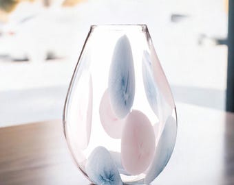 Jarrón ovalado de vidrio soplado de 30 cm con diseño en rosa pastel, azul y transparente.