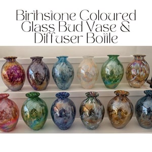 Puede incluir: Una colección de doce jarrones de vidrio y botellas difusoras con patrones arremolinados y multicolores. El texto "Birihsione Coloured Glass Bud Vase & Diffuser Bottle" aparece sobre los objetos, que presentan tonos variados como rosa, azul, verde y ámbar.