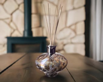 Rietdiffuser, mondgeblazen glas, ovaal, wit met grijs effect.