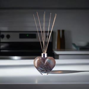 Luxe rietdiffusor mondgeblazen glazen hart bruin en blauw aardachtig ontwerp