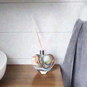Lyxig doftspridare i munblått glas med hjärta, ljusblått och flerfärgad design