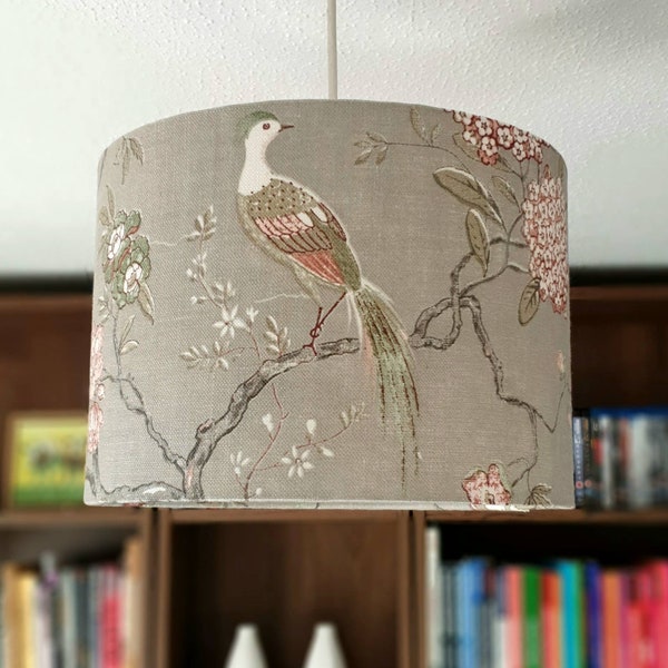 Superbe abat-jour en lin oiseaux et fleurs. look vintage, gris français, vert olive et rose poudré. Tissu GP & J Baker .