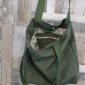Schlichte Cordtasche in Dunkelgrün | Schultertasche | Einkaufstasche |  Boho Style | Einkaufstasche mit Innentaschen