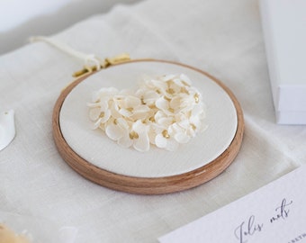 Tambour - Hydrangea flowers and gilding - Dried flowers and beige cotton - Wedding gift, birth, baptism, witness, godmother