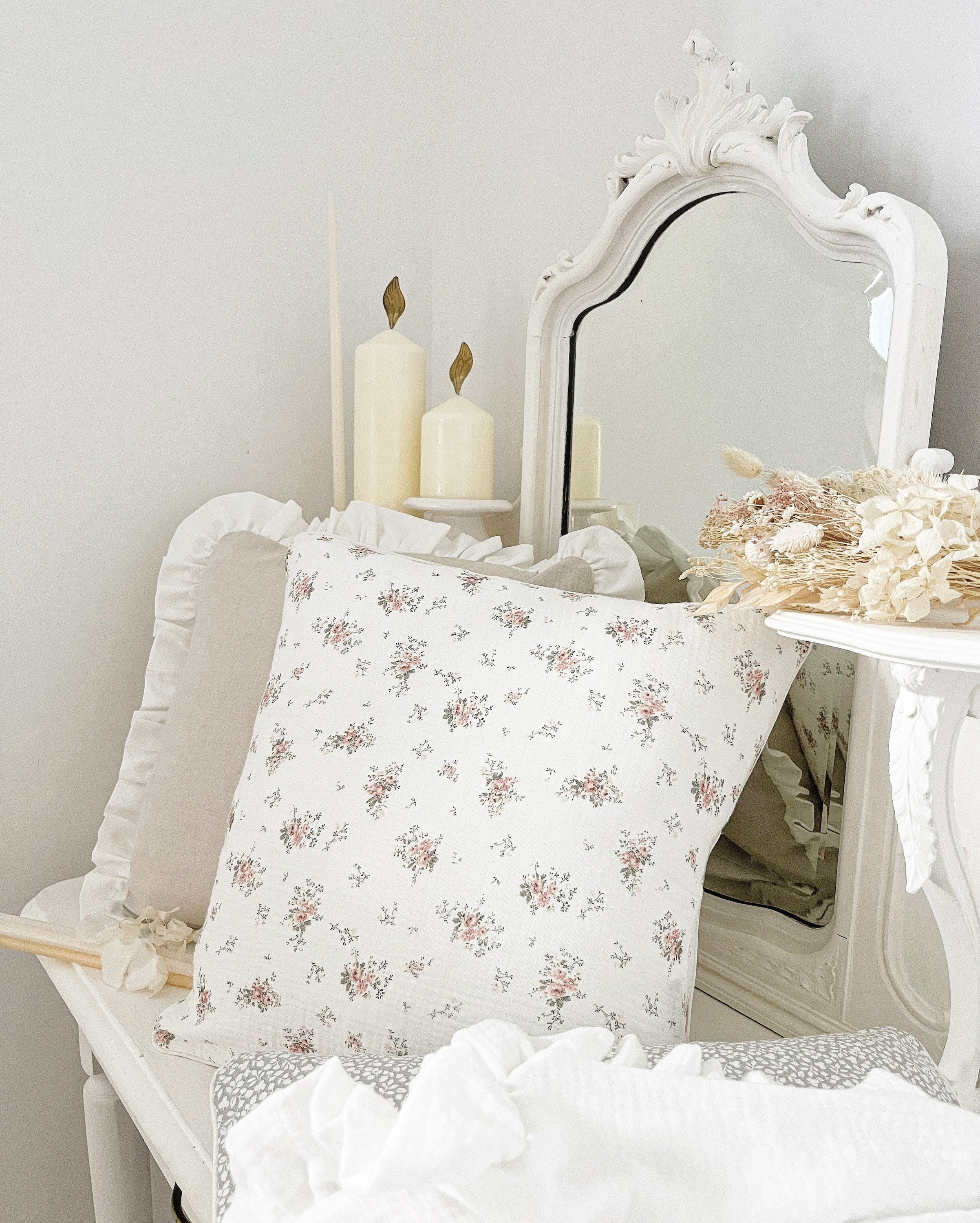 Coussin Féerie, Double Gaze de Coton Blanche à Motifs Petites Fleurs Pastel