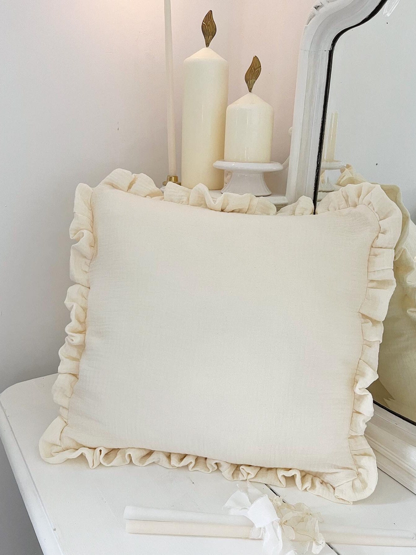 Coussin Madeleine, en Double Gaze de Coton Beige et Volants
