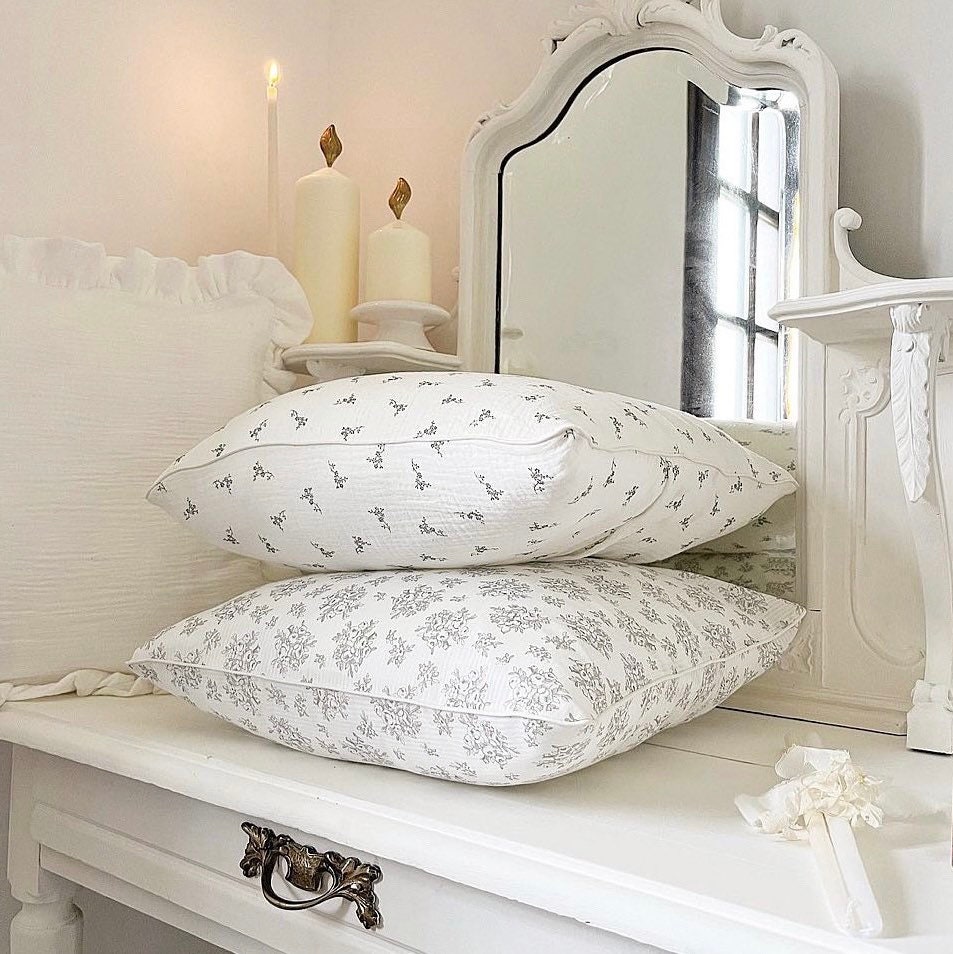 Coussin Honoré, en Double Gaze de Coton à Motifs Fleurs Grises