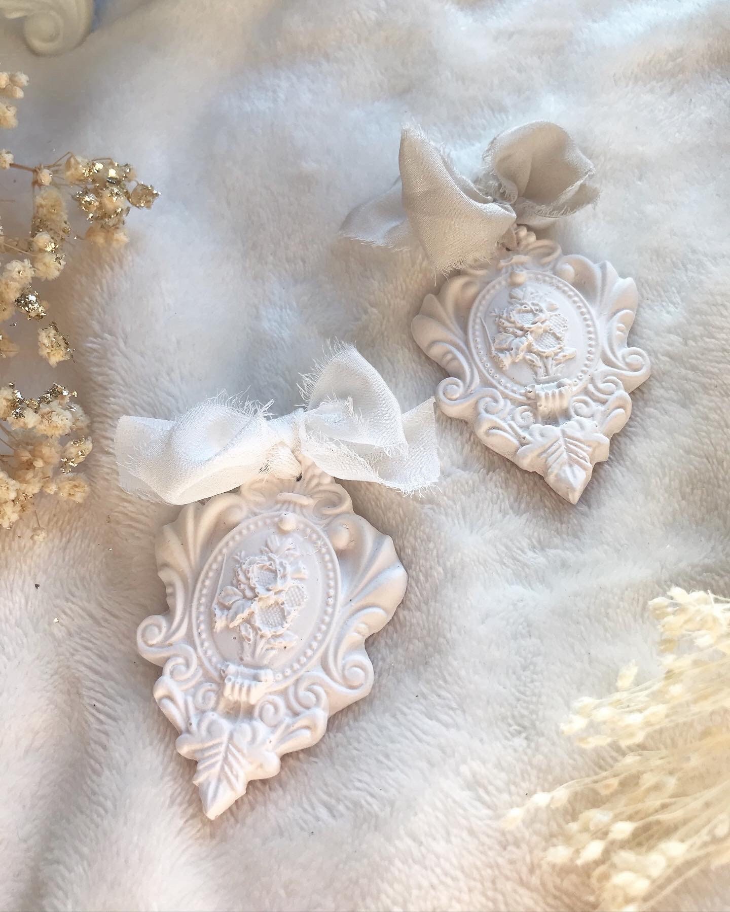 Décor en Plâtre Résine Marquise, Cadre Moulures et Bouquet de Fleurs