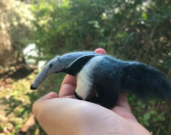 Puede incluir: Un juguete de anteater hecho a mano con fieltro, con un hocico largo, marcas blancas y negras y un cuerpo gris y azul.
